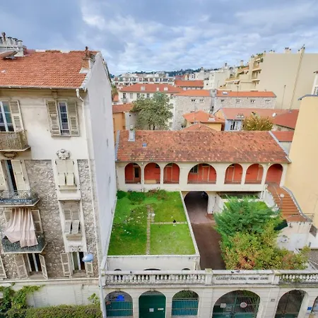 Lovely 1 Bedroom Flat In The Heart Of